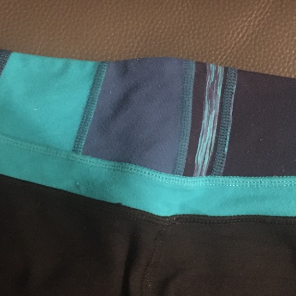 Size 4 Lululemon Black Capri Leggings with a waist band of shades of blue - Picture 6 of 10